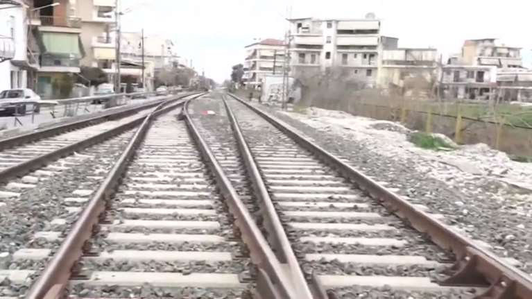 Σύγκρουση τρένων στα Τέμπη: Τι αποκαλύπτει ο κλειδούχος που είχε βάρδια το μοιραίο βράδυ για τον σταθμάρχη [Βίντεο]