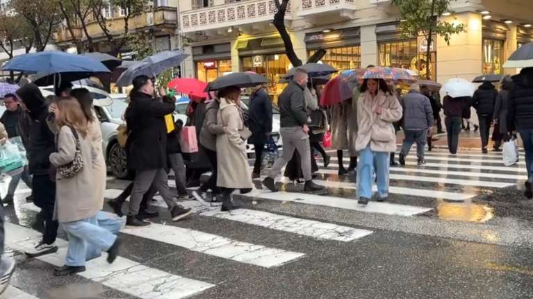 Η βροχή "πάγωσε" τη γιορτινή Θεσσαλονίκη - Παραμονή Χριστουγέννων με ομπρέλες [βίντεο]