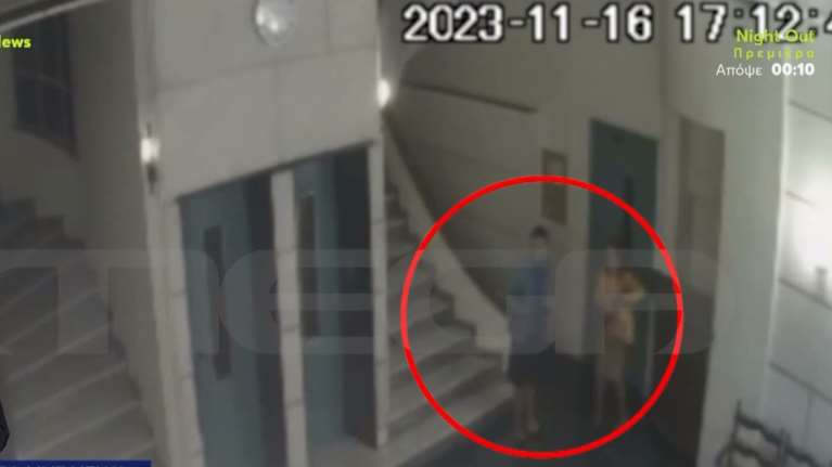 Δράκος των Εξαρχείων: Ξανθός με γαλανά μάτια - Βίντεο ντοκουμέντο με τέταρτη επίθεση σε γυναίκα, σε είσοδο πολυκατοικίας