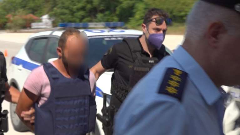 Έγκλημα στην Άρτα: &quot;Προσπάθησε να με πνίξει μπροστά στο παιδί μας&quot; - Σοκάρει η πρώην σύζυγος του 29χρονου