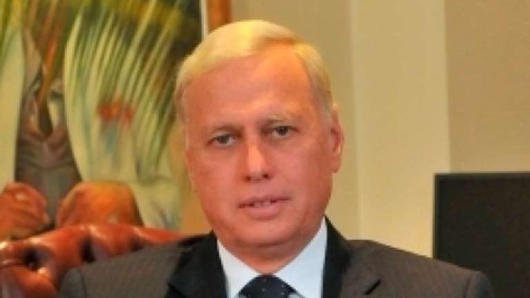 Εξωφρενική ανάρτηση εν μέσω κορονοϊού - Άντιδήμαρχος Αθηναίων νοστάλγησε το σπίτι του στο… Μπάντεν Μπάντεν και την Aston Martin του