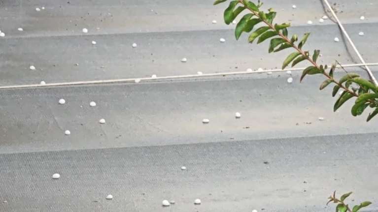 Τρελάθηκε ο καιρός: Ζέστη και 35άρια στην Αθήνα, καταιγίδες και χαλάζι στις Σέρρες [βίντεο]