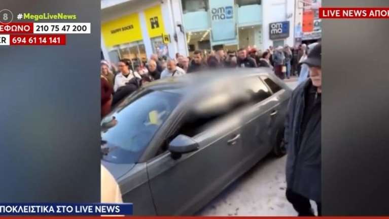 Χαλάνδρι: Η απίστευτη δικαιολογία του οδηγού που πάρκαρε στη μέση του δρόμου - &quot;Κατέβηκα να της πάρω ένα λουλούδι&quot; [βίντεο]