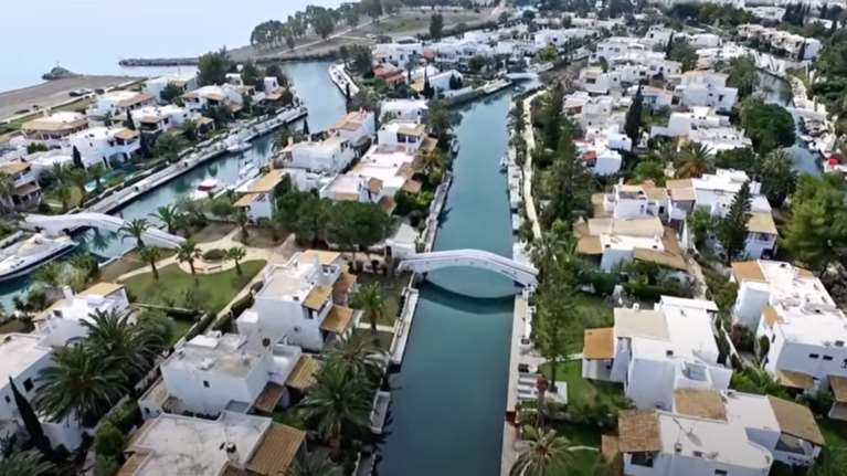 Αυτό είναι το... Μαϊάμι της Ελλάδας και απέχει μόλις δύο ώρες από την Αθήνα [βίντεο]