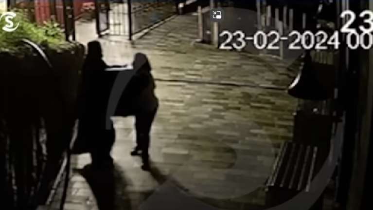 Νέο βίντεο - ντοκουμέντο από την Μονή Αββακούμ: Κουβαλούσαν κρυφά βαρύ αντικείμενο σαν χρηματοκιβώτιο