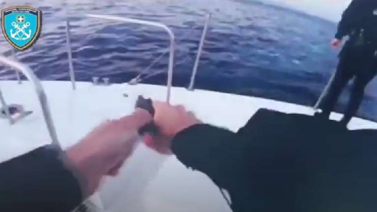 Νέο βίντεο ντοκουμέντο μέσα από το σκάφος του Λιμενικού στην Κω: Πώς συνέλαβαν τον λαθροδιακινητή