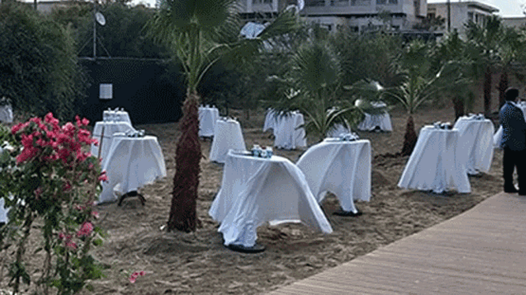 Στα Βαρώσια ο Ερντογάν: Στήνει προκλητικό πικνικ με ροτόντες και ξύλινα τραπεζάκια [Εικόνες-Βίντεο]