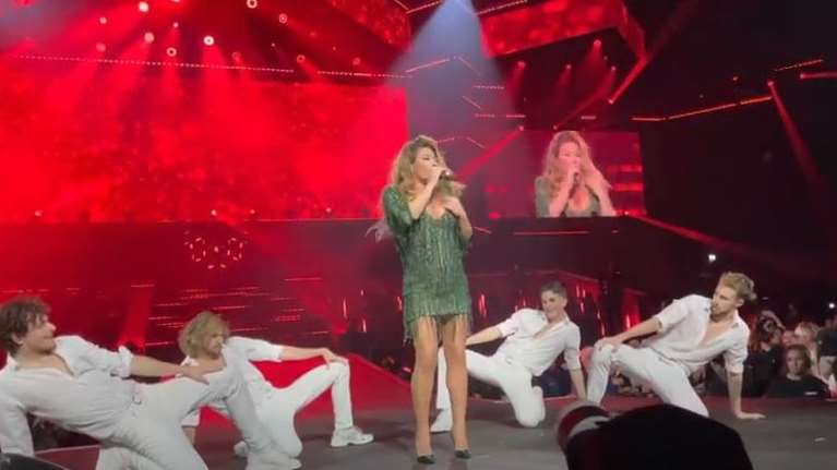 Τα "έσπασε" η Παπαρίζου στο Άμστερνταμ: Χαμός με το My Number One και επανένωση με Antique [Βίντεο]