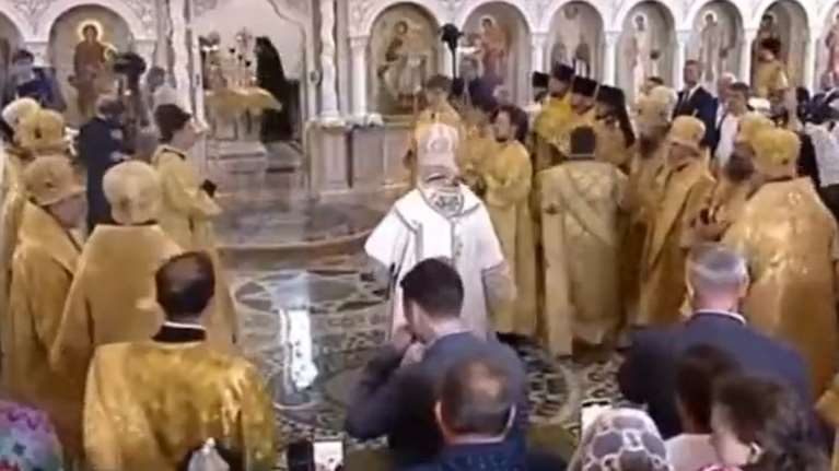 Ατύχημα για τον Πατριάρχη Μόσχας Κύριλλο: Γλίστρησε και έπεσε την ώρα της λειτουργίας [βίντεο]