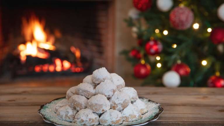 Συνταγή: Παραδοσιακοί κουραμπιέδες μόνο με 4 υλικά - Καταπληκτικοί, θα ξετρελαθείτε