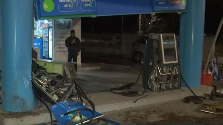 Βομβαρδισμένο τοπίο βενζινάδικο στη Βούλα: Πολυτελές τζιπ έπεσε πάνω στις αντλίες - Εξαφανίστηκαν οι επιβαίνοντες