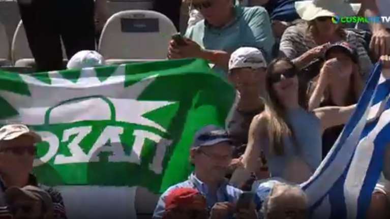 Στέφανος Τσιτσιπάς με... ΠΑΣΟΚ - Σημαία του κόμματος στις εξέδρες του κορτ της Ρώμης [Βίντεο]