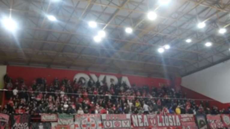 Βίντεο-ντοκουμέντο: Η στιγμή που οι χούλιγκαν στου Ρέντη συγκεντρώνονται για να επιτεθούν στους αστυνομικούς