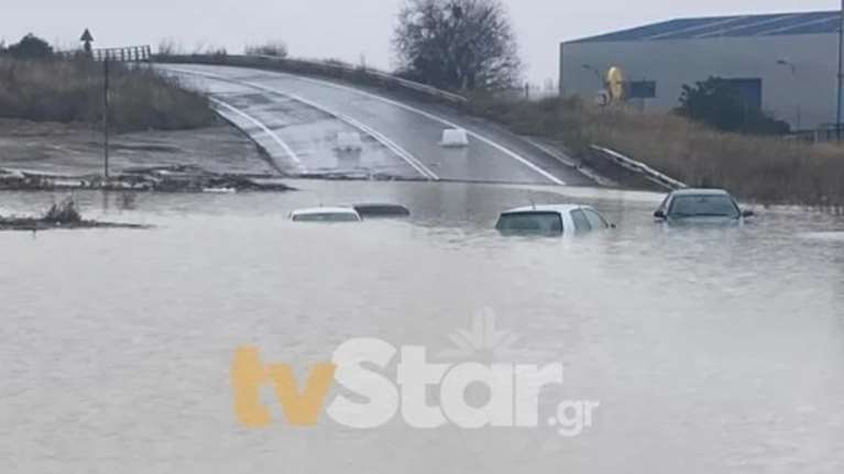Απίστευτες εικόνες: &quot;Βυθίστηκαν&quot; αυτοκίνητα στο Σχηματάρι - Ακριβώς δίπλα από την εθνική οδό [βίντεο]