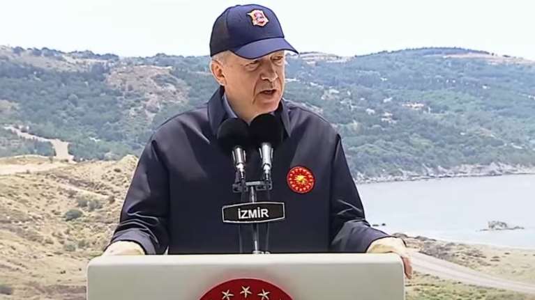 Ο Ερντογάν απειλεί ξανά τα νησιά του Αιγαίου: &quot;Ο Μητσοτάκης δεν γνωρίζει ότι δεν πρέπει να έχουν στρατό - Θα το μάθει όμως&quot;