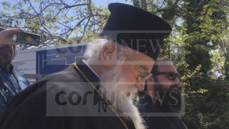 Εμφανίστηκε στον εισαγγελέα ο Μητροπολίτης Κέρκυρας που κοινώνησε πιστούς παράνομα [βίντεο]