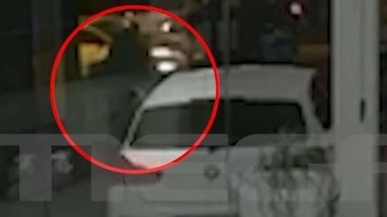 Βόμβα στη Hellenic Train: Νέα βίντεο ντοκουμέντα - Άνδρας με κουκούλα και σακίδιο πριν και μετά την έκρηξη