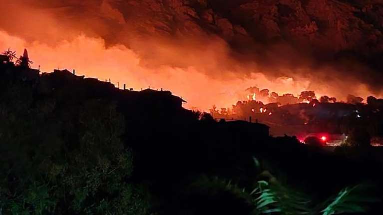 Πύρινη κόλαση στη Χίο: Η φωτιά πλησιάζει τις Καρυές - Νέα εντολή εκκένωσης για Βροντάδο, απειλούνται σπίτια [εικόνες-βίντεο]