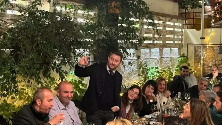 Χαμός με το viral τραγούδι για τις υποκλοπές στο δείπνο Ανδρουλάκη στο Ρέθυμνο: &quot;Μitsotakis leave PASOK alone...&quot; [βίντεο]