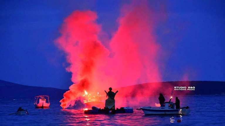 Πάσχα 2023: Πυρπόλησαν τον Ιούδα μέσα στη θάλασσα στο Τολό Αργολίδας [Εικόνες - Βίντεο]