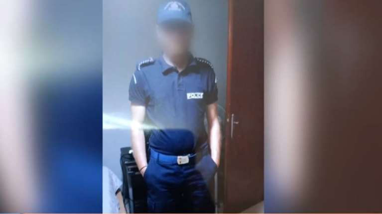 Πολυτεχνειούπολη: Μέλος της συμμορίας φωτογραφιζόταν με τη στολή της δόκιμης αστυνομικού [Βίντεο]