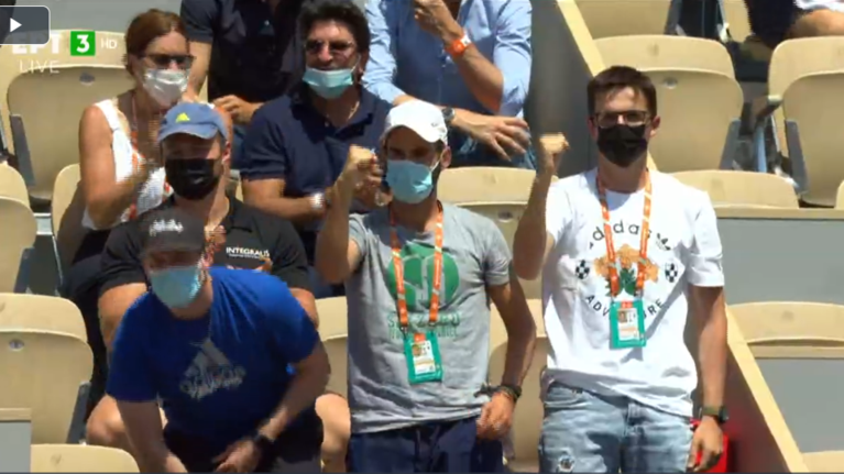 Κωνσταντίνος Μητσοτάκης: Ο γιος του πρωθυπουργού πανηγυρίζει στις κερκίδες του Roland Garros για την Σάκκαρη [βίντεο]