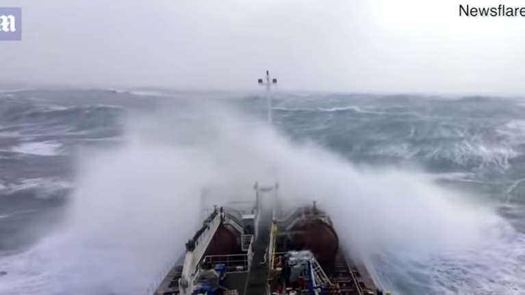 Η μάχη ενός τάνκερ με τεράστια κύματα στον Ατλαντικό - Εντυπωσιακό βίντεο