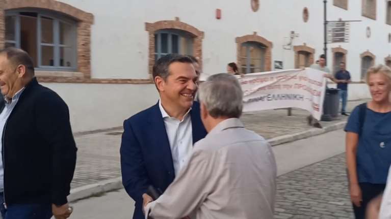 Μικροεπεισόδιο την ώρα που ο Τσίπρας έφτανε στην Τεχνόπολη για τη βράβευσή του - Πανό κατά των Πρεσπών [βίντεο]