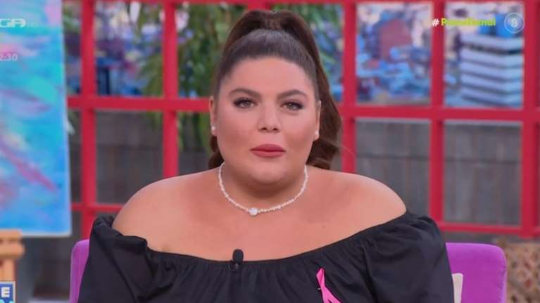 Βουρκωμένη και ντυμένη στα μαύρα η Δανάη Μπάρκα: Πέθανε η γιαγιά της λίγο πριν βγει στον αέρα