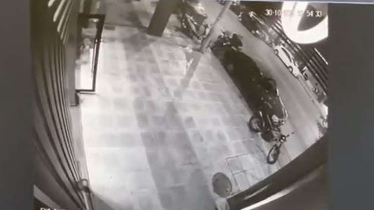 Βίντεο - ντοκουμέντο: Με &quot;τρελή&quot; ταχύτητα έτρεχε ο 21χρονος που καρφώθηκε με το αυτοκίνητό του πάνω στον ντελιβερά