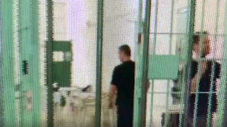 Στον αρχιμανδρίτη με το βιτριόλι εξομολογούνται ο Μπάμπης, ο artfreak ελαιοχρωματιστής και ο Μένιος