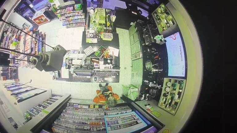 Συνελήφθη 39χρονος για ληστείες και διάρρηξη στα νότια προάστια - Η στιγμή που &quot;χτυπά&quot; σε βενζινάδικο [Βίντεο]