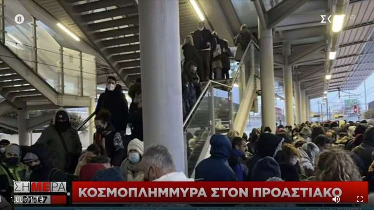 Εικόνες χάους και &quot;προσφυγιάς&quot; στον Προαστιακό: Πολίτες και μικρά παιδιά πηδούν στις ράγες για να μπουν σε έναν συρμό