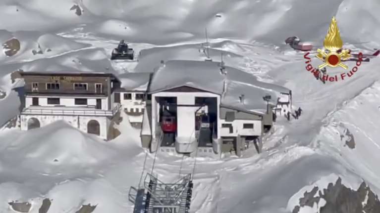 Τρόμος στις ιταλικές Άλπεις: 100 άτομα εγκλωβίστηκαν σε τελεφερίκ στα 2.800 μέτρα - Τέσσερις τραυματίες [βίντεο]