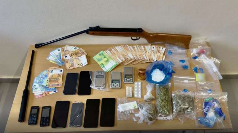 Αχαΐα: &quot;Πάμε να κάνουμε βουτιά&quot; - Πώς η σπείρα των δημοσίων υπαλλήλων μοίραζε ναρκωτικά στην Περιφέρεια και στο Πανεπιστήμιο Πάτρας