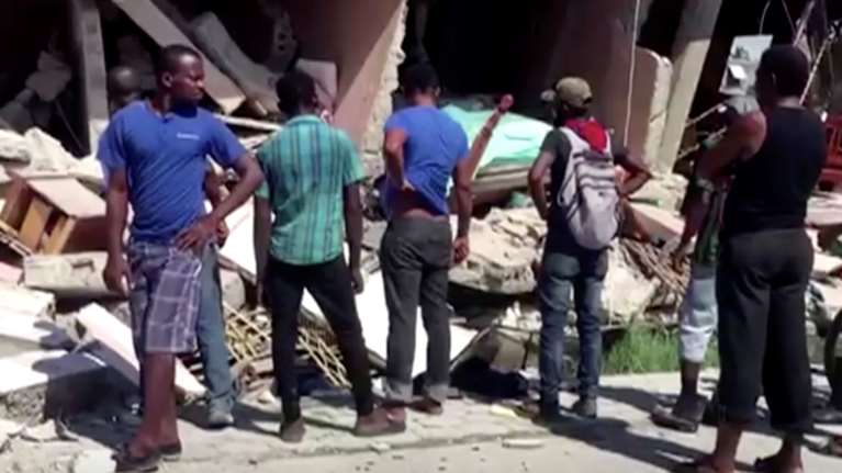 Σεισμός στην Αϊτή: Δραματική η κατάσταση - 1.297 οι νεκροί, 5.700 οι τραυματίες