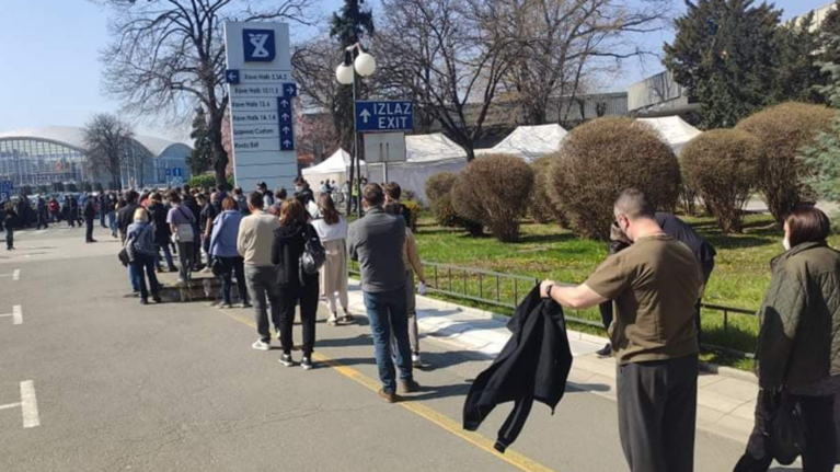 Σερβία: Κοσμοπλημμύρα από υπηκόους γειτονικών χωρών για ένα εμβόλιο