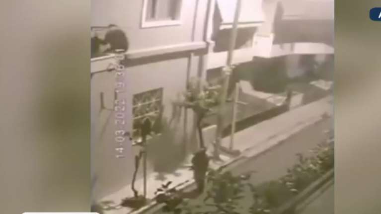 Βύρωνας: Βίντεο ντοκουμέντο από διάρρηξη - Πώς οι δράστες σκαρφάλωσαν στο μπαλκόνι