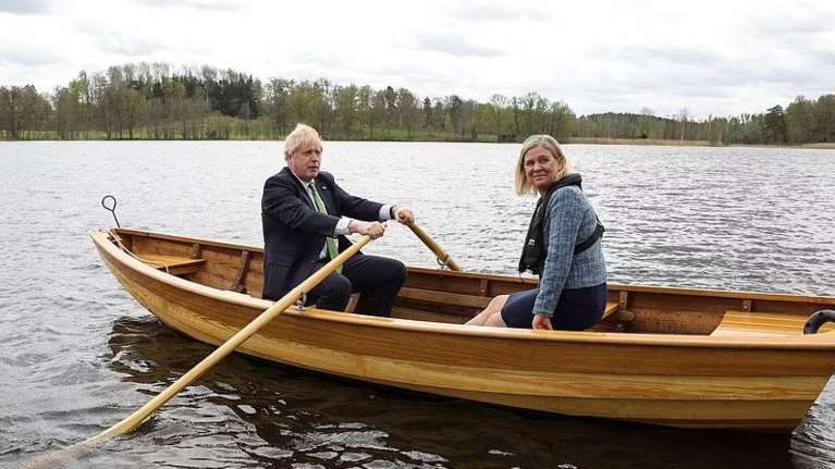 Η βαρκάδα Τζόνσον με τη Σουηδή πρωθυπουργό: &quot;Αν σας επιτεθεί η Ρωσία θα στείλουμε βρετανικά στρατεύματα&quot;