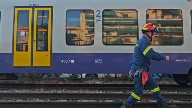 Νεκρός πεζός που παρασύρθηκε από τρένο στην Κωνσταντινουπόλεως - Προσπάθησε να διασχίσει κάθετα τη γραμμή