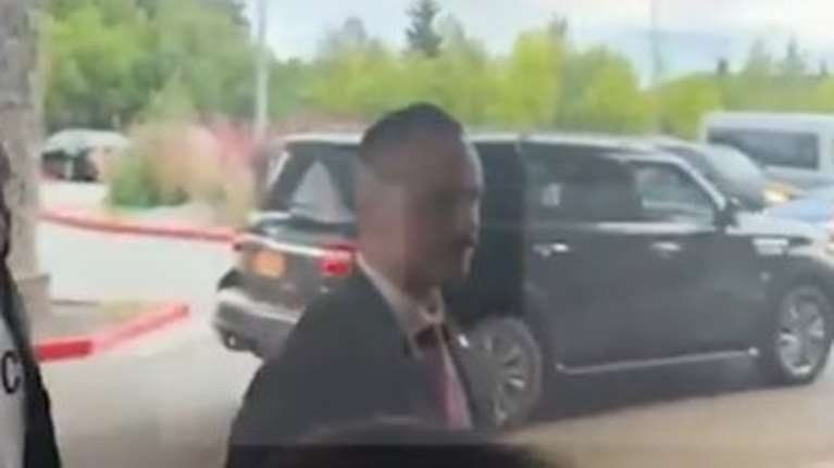 Με σοβιετικό...φούτερ έφτασε στην Αλάσκα ο Σεργκέι Λαβρόφ, λίγο πριν τη συνάντηση Τραμπ-Πούτιν [βίντεο]