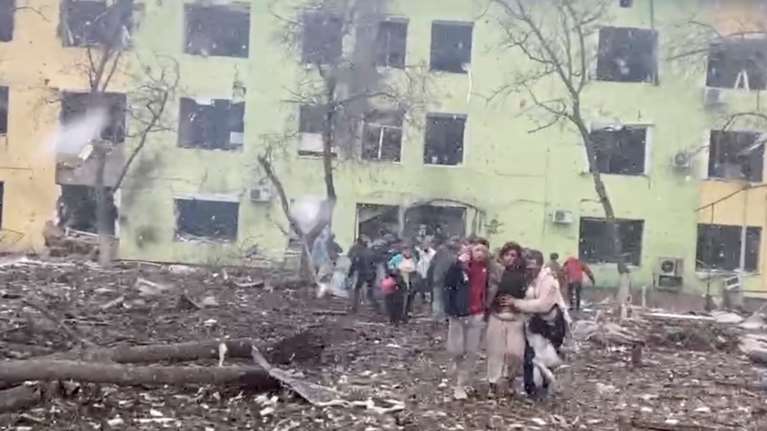 Πόλεμος στην Ουκρανία: Ρωσικό σφυροκόπημα στη Μαριούπολη - Ανθρωπιστικό κομβόι αναγκάστηκε να γυρίσει πίσω