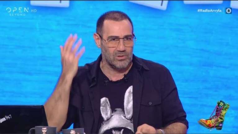 Οι Ράδιο Αρβύλα τα βάζουν με τον Μητσοτάκη για τα Τέμπη και ειρωνεύονται τον Μαρκόπουλο: "Μαγκιά, κλανιά και εξάτμιση"