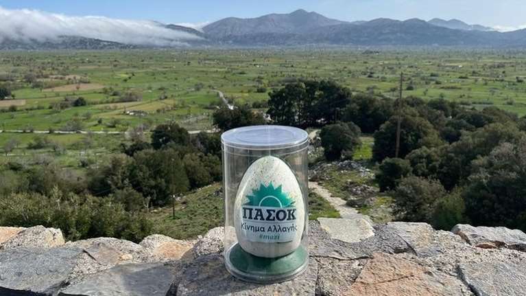 Με σοκολατένιο αυγό ΠΑΣΟΚ έστειλε πασχαλινές ευχές ο Νίκος Ανδρουλάκης [εικόνα]