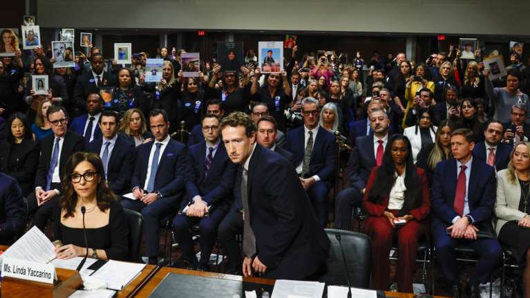 Στα &quot;σχοινιά&quot; ο Ζάκερμπεργκ και οι CEO των σόσιαλ μίντια: &quot;Έχετε αίμα στα χέρια σας - Το προϊόν σας σκοτώνει ανθρώπους&quot;