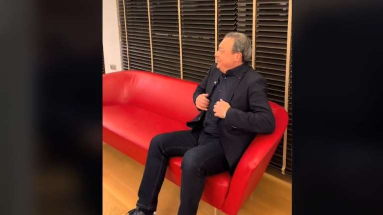 ΣΥΡΙΖΑ: Ο Φάμελλος μπήκε στο προεδρικό γραφείο με... Bella Ciao και έκατσε στον κόκκινο καναπέ [βίντεο]