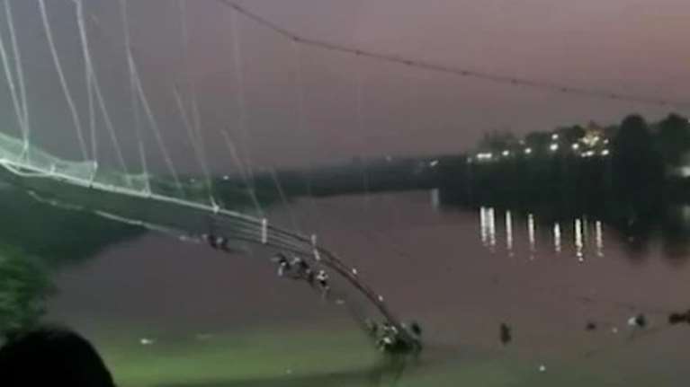 Ινδία: Κατέρρευσε κρεμαστή γέφυρα - Είχε ανοίξει πριν 5 μέρες - Τουλάχιστον 68 νεκροί, δεκάδες τραυματίες και αγνοούμενοι [εικόνες, βίντεο]