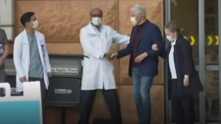 Η στιγμή που ο Μπιλ Κλίντον αποχωρεί από το νοσοκομείο - Αγκαζέ με τη Χίλαρι [βίντεο]