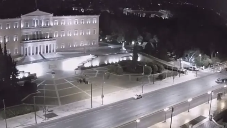 Σύνταγμα: Ημίγυμνος με καραμπίνα απειλούσε να ανοίξει πυρ στο μνημείο του Αγνώστου Στρατιώτη