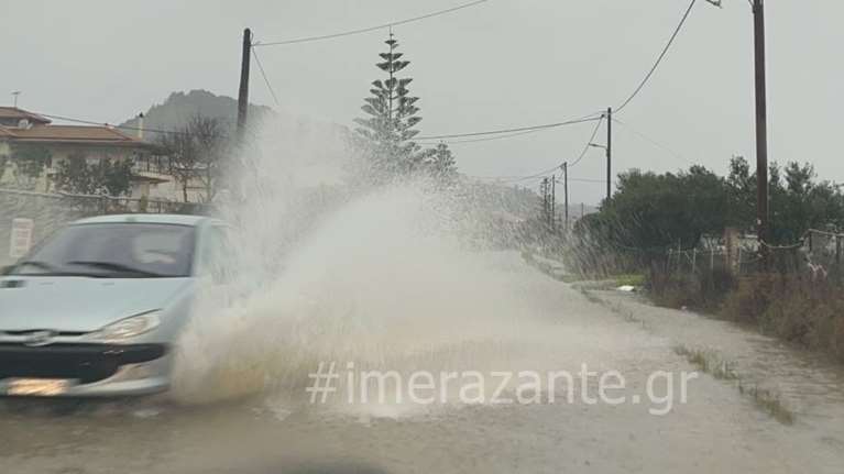Κακοκαιρία στη Ζάκυνθο: Πλημμυρισμένοι δρόμοι και κατολισθήσεις από την καταρρακτώδη βροχή [εικόνες-βίντεο]